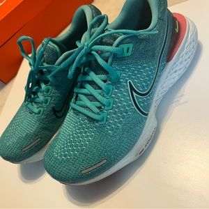 Nike Women's ZoomX Invincible Run Flyknit Running Shoes